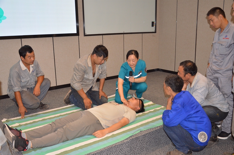 图片2:心肺复苏现场真人模拟操作指导-1_副本.jpg 图片2:心肺复苏现场真人模拟操作指导-1_副本.jpg