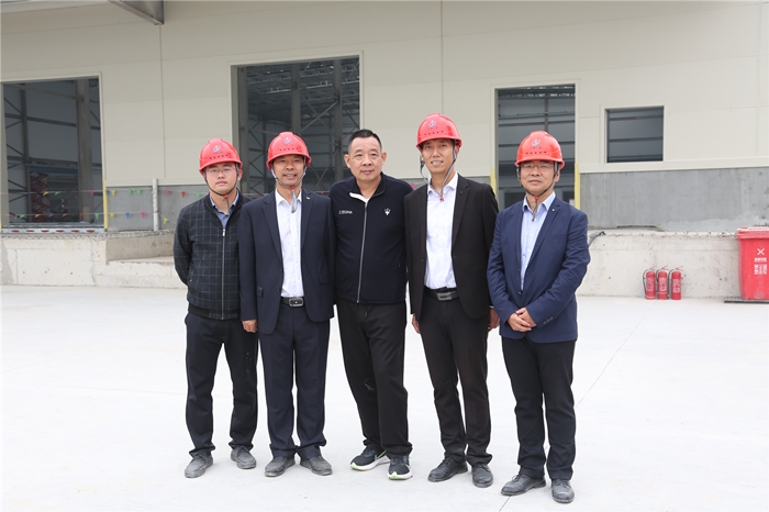 合影留念_副本.jpg 合影留念_副本.jpg